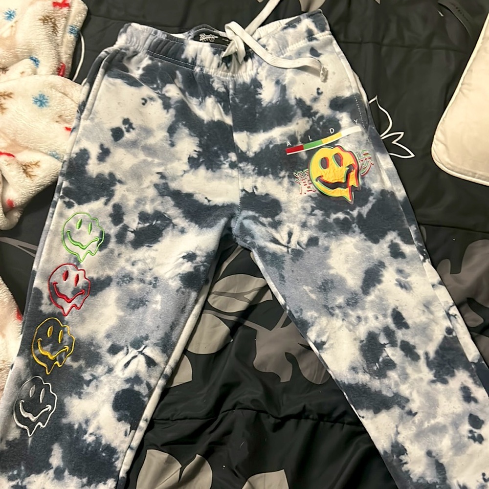 I’m selling these pants for winter size s